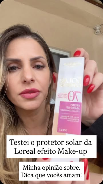 Carol Oliveira, loira, olhando para a câmera em luz natural.